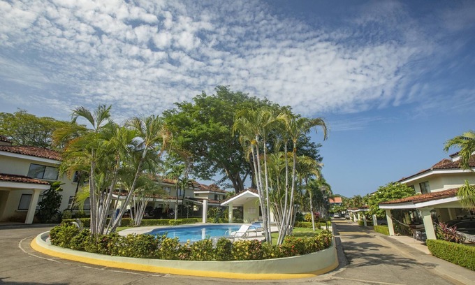 Coco House | Three Bedroom Sunny Townhome