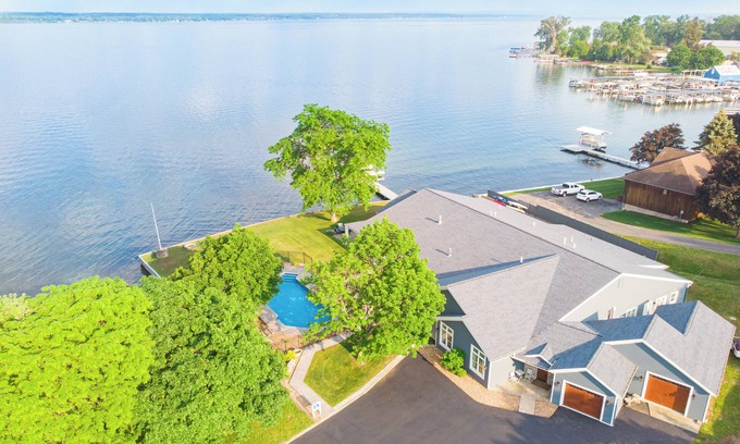 Oaks Corners Bed & Breakfast | Three Bedroom South Condo at our Lakefront Paradise. Pool, Hot Tub, Kayaks and more. (Sleeps 6 Adults)