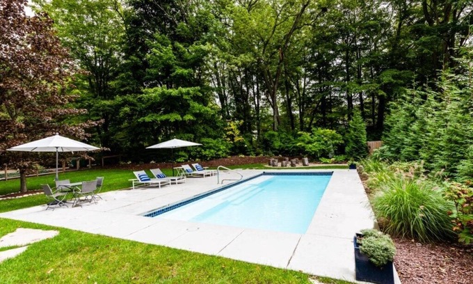 Lakeside Cottage | (Three Night Summer Min!) LAKESIDE HOME WITH PRIVATE POOL and ASSOCIATION BEACH