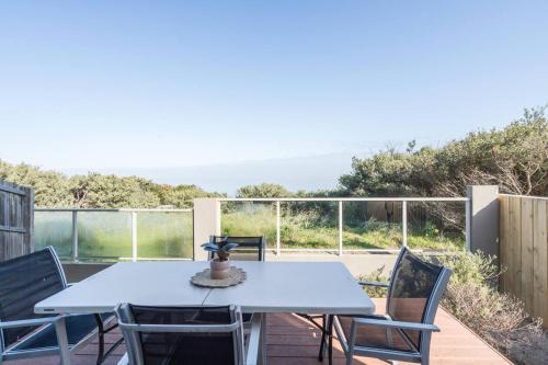 Bonbeach Apartment | 'Tides and Treasures' Unveil a Bonbeach Beachfront Bliss