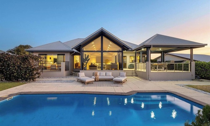 Geographe House | Tides Edge Stunning Pool House by the Beach
