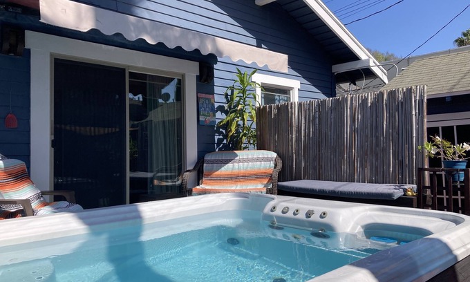 Alamitos Beach House | Tiffanys by the Sea🏊🏼🏄🏼‍♀️ Cal Bungalow with swim spa and minutes walk to beach.