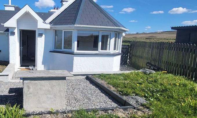 Doolin Cottage | Tigín, 2km from Doolin, with panoramic views of the sea, cliffs and islands.