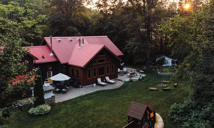 Centre Wellington House | Timber Sky Estate - Family & Pet-Friendly Log Cabin in Elora