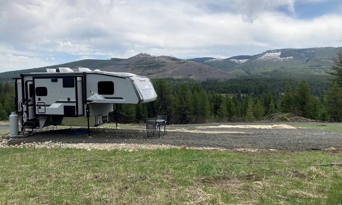 St. Maries House | Tiny Caravan Great for Couples with Landscape Views in Idaho