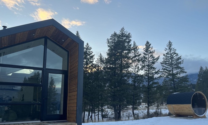 East Kootenay Cabin | Tiny House Retreat with Sauna!