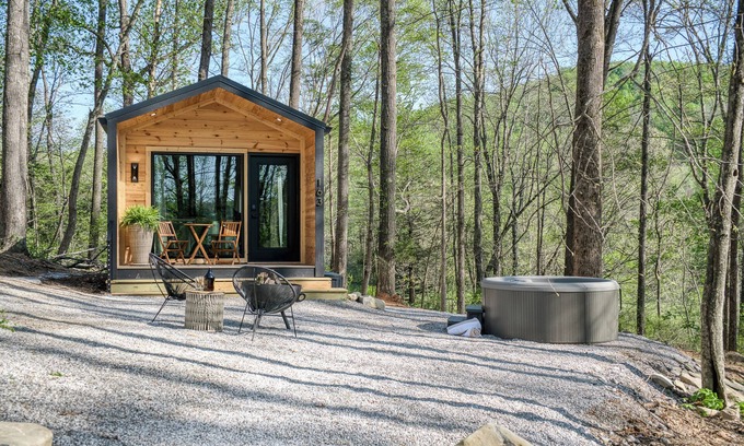 Sparta House | Tiny House Retreat with Hot Tub & Near Waterfalls