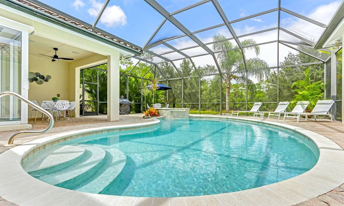 Central Naples Hotel | Tivoli: Private Pool, Hot Tub & Amenities