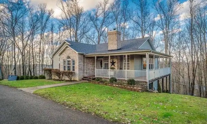 Monterey House | TN Mayberry Retreat - 3BR /2 BA Home with Garage - Dead end road - privacy