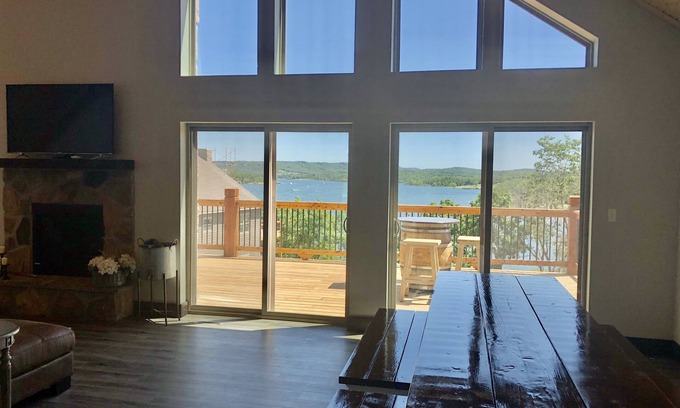 Lampe Cabin | Tomahawk Lodge Wheelchair Friendly w/Bluff View Near Branson! Pickleball Court