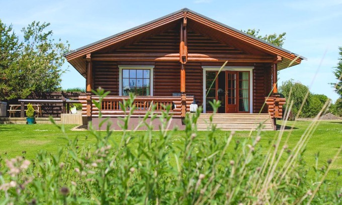 Berwick-upon-Tweed Ski Chalet | Tomatin - Luxury Two Bedroom Log Cabin with Hot Tub