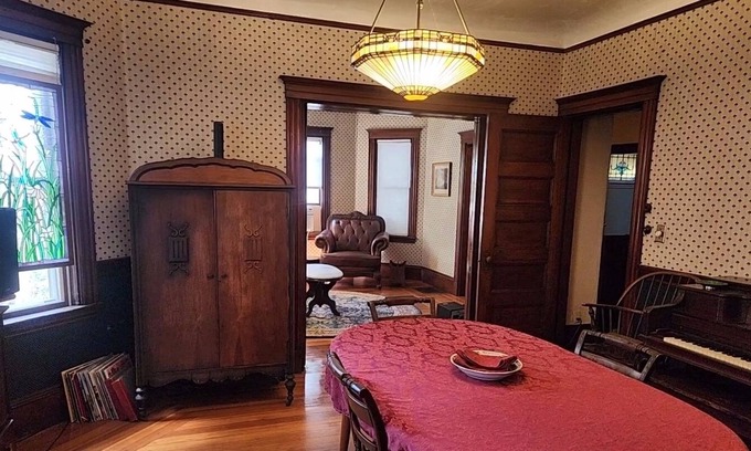 Winter Hill Apartment | "Top 10 urban area in US" Boston & Cambridge on T lines, walk, bike "