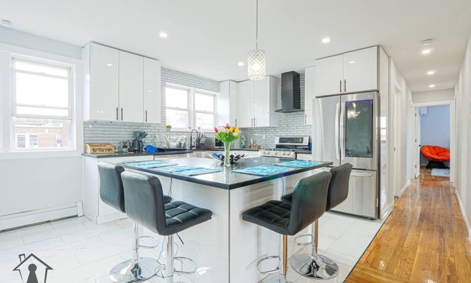East Flatbush House | Top floor 3bdrm 1.5 bathroom apartment w/Balcony