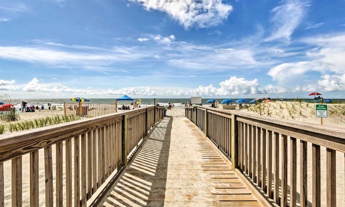Folly Field Apartment | Top-Floor Condo with Ocean Views in Hilton Head!