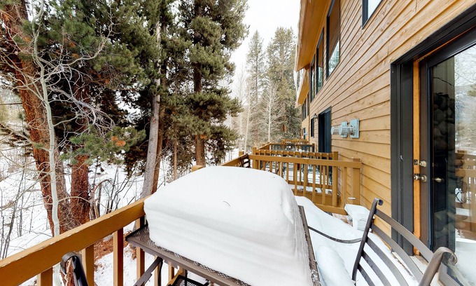 Grand Lake Condo | Top-floor riverside condo w/loft, balcony & onsite dining - close to town & lake