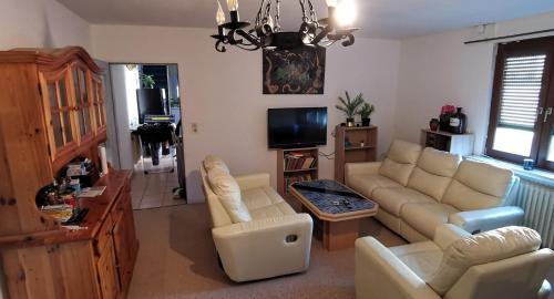 Kassel Apartment | Top Komfort Wohnung, 8 Betten, 4 Zimmer, eigene Küche, Bad, WC und Garten, Gratis Frühstück, Parkplätze, umzäunter 1000qm Garten, so privat wie zu Hause