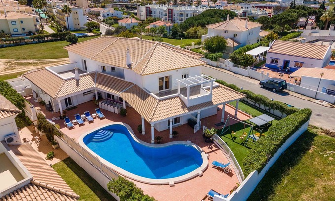 Olhos D'Agua Villa | Top Villa with large pool, in Albufeira, walking distance to the beach