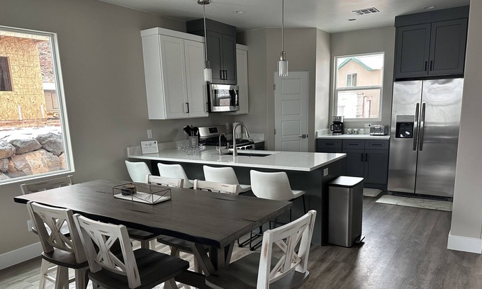 Hildale House | Toroweap, So Zion 4Bed, 3Bath, Hot Tub, Deck, Fire Pit