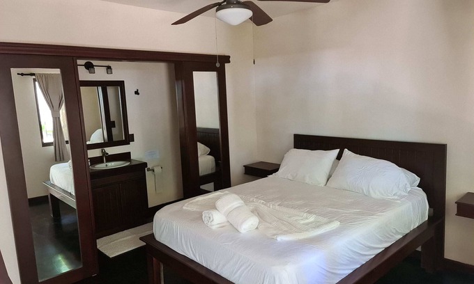 Dominical Hotel | Tortuguero Queen Room at Hona Beach Hotel