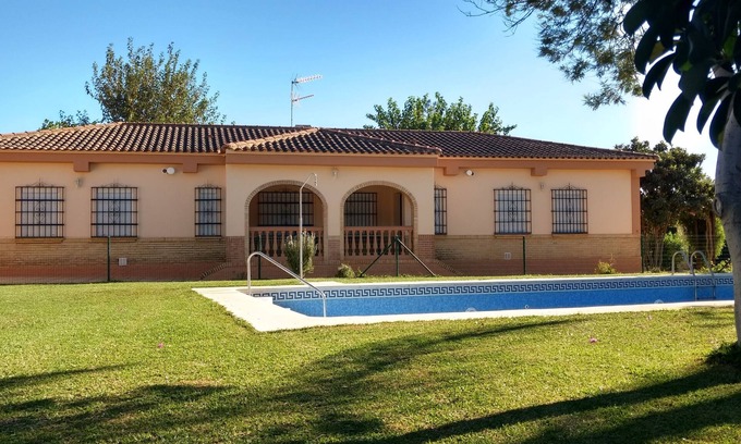 Alcala de Guadaira Ski Chalet | TOURIST ACCOMMODATION VILLA. 14 SEATS. 5 BEDROOMS. POOL AND GARDEN,