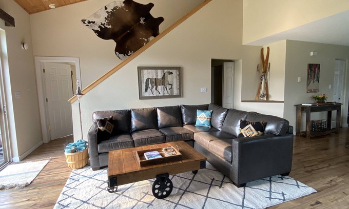 Big Sky Ski Chalet | Town Ctr l Hot Tub l Mtn View l Loft l Fireplace