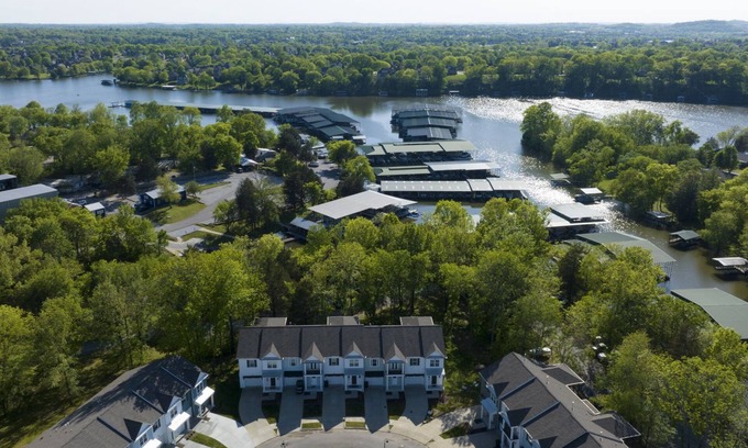 Gallatin House | Townhome next to Old Hickory Lake and Gallatin Marina! 30 mins from Nashville!