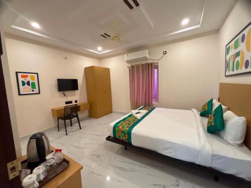 Karimnagar Hotel | Townhouse SP Living Tree