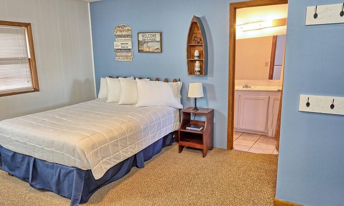 Eddyville House | Townhouses 3 & 5 (Sleeps 1-10) - Offer a Full Size Kitchen/Sitting Area, 2 Full size bathrooms with tub/shower units, 3 Queen beds, 1 twin bed, 2 Full Beds.