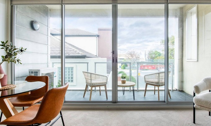 Moonee Ponds Apartment | Trackside Escape by Moonee Valley Racecourse