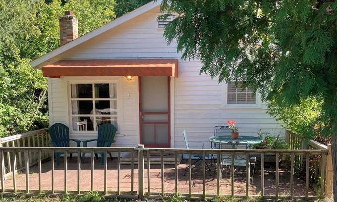 Gills Rock Cottage | Traditional Cottages,5 minutes from the lake, Travel Green, Pet-Friendly