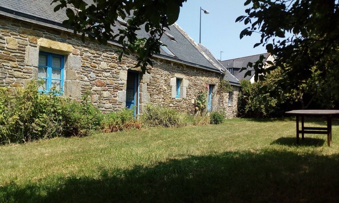 Le Conquet House | Traditional farmhouse with large garden. Porsliogan beach 500m away on foot.