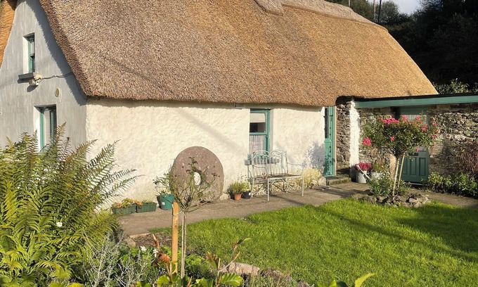 Ballymacarbry Cottage | Traditional Irish Cottage located in outstanding scenery