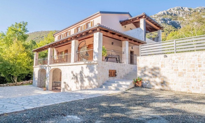 Tribalj Villa | Traditional poolside villa surrounded by nature