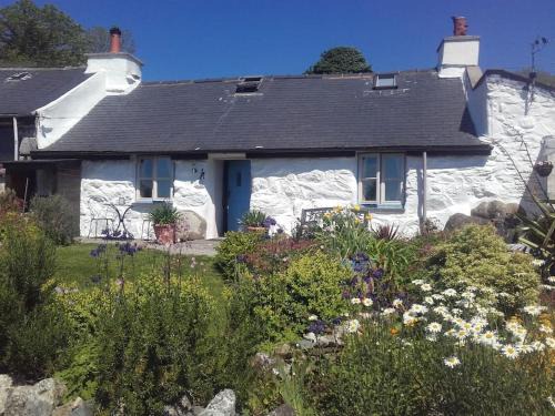 Garndolbenmaen House | Traditional stone cottage with sea views in Snowdonia National Park