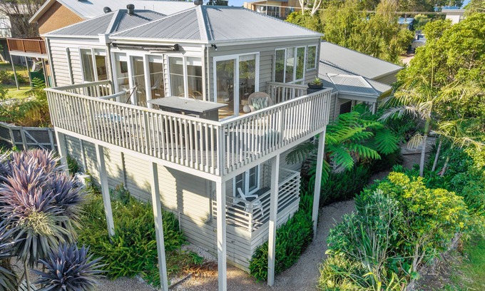 Rhyll House | Trafalgar Retreat, great views, spacious, boat parking, walk to Rhyll beach