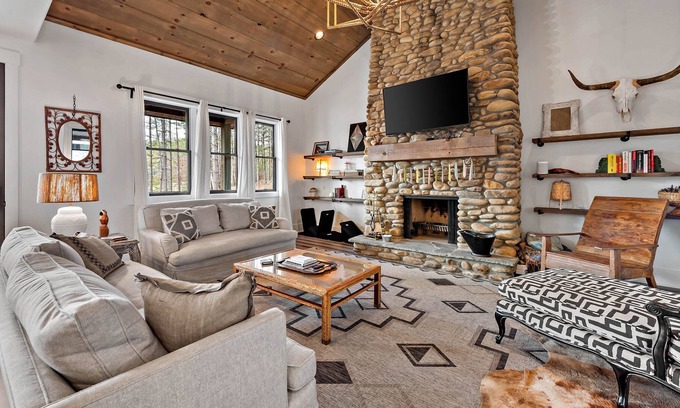 Nebo House | Trailside Retreat | Luxury Furnishings, Pet-Friendly & Close to Lake James!