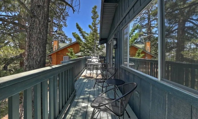Upper Moonridge House | Tranquil 2-bedroom house with Peakaboo views of lake and slope in Big Bear