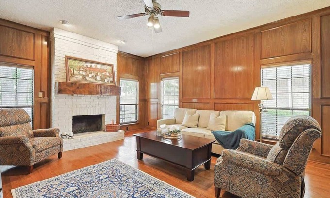 South Arlington House | Tranquil 2 BR Haven w/patio