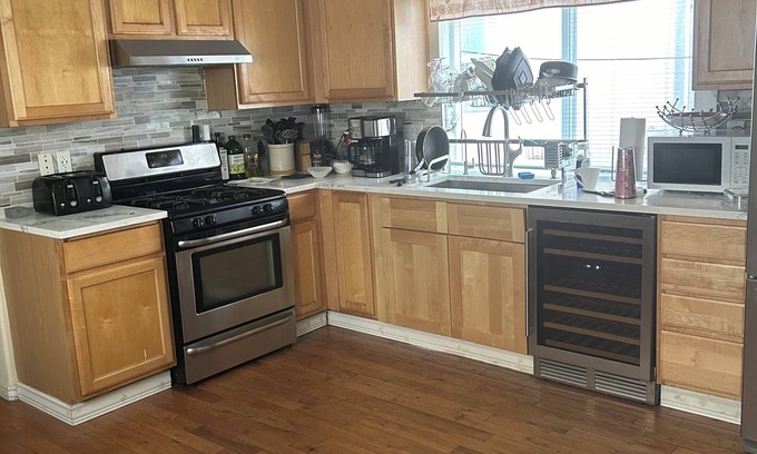 White Center House | Tranquil 3-bedroom house with WiFi in Seattle/Home away from Home
