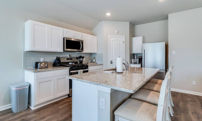 Broussard House | Tranquil 3BR by Hwy 90 with pond views