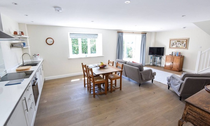 Brokenborough Cottage | Tranquil cottage in Cotswolds with tennis court