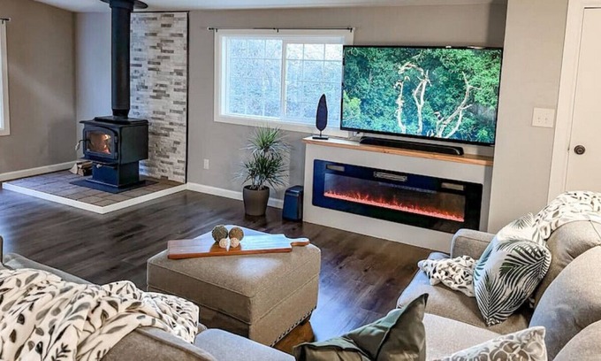 Ferndale House | Tranquil Country Living in the trees w/Hot Tub!