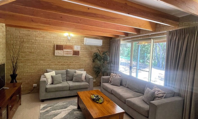 Margaret River Ski Chalet | Tranquil forest retreat, 800 meters from town centre.