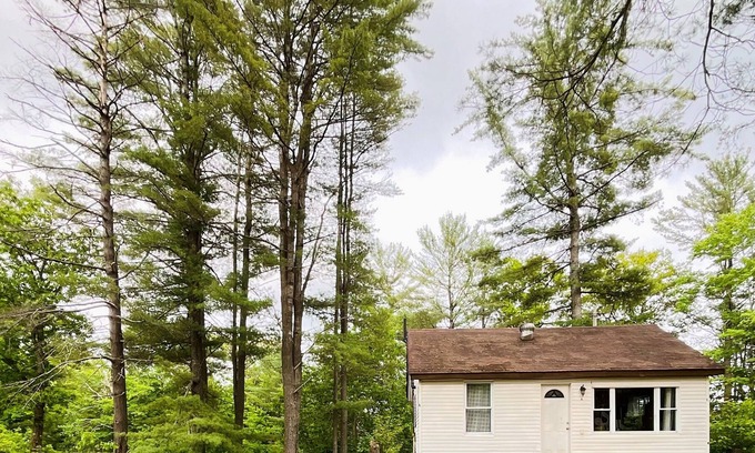 Baysville Cottage | Tranquil Lakefront Cottage Rental Private Beach Access