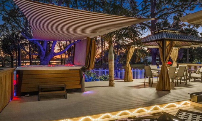 East Naples House | Tranquil Lakeside Haven