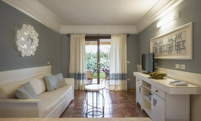 Pula Apartment | Tranquil Lantana Resort Hotel & Apartments for 5 people 1,5km from beach