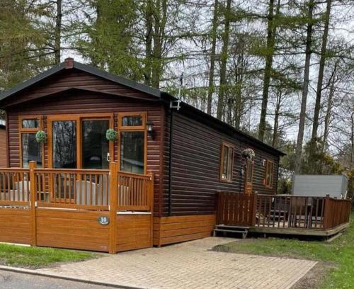 Morpeth Cabin | Tranquil Lodge hot tub and free golf