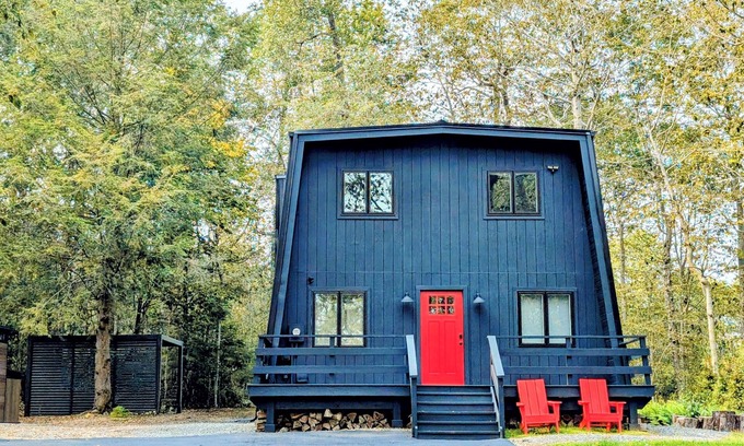 Tobyhanna Ski Chalet | Tranquil Luxe Stay, HotTub, Family Fun, Fall Colors