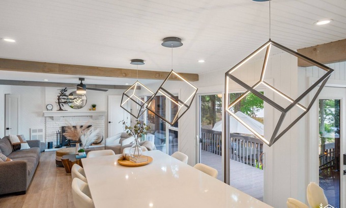 Gravenhurst Cottage | Tranquil Muskoka: Modern Interior, Sandy Beach, Sauna, Large Deck & Dog friendly