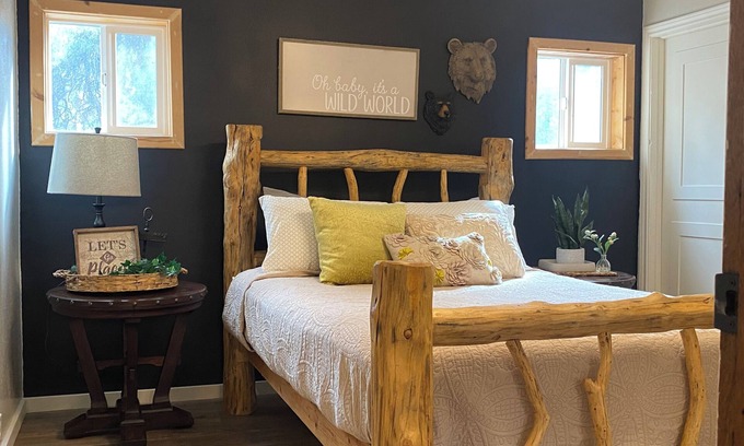 New Meadows Cabin | Tranquil Ski Retreat + Hot Tub + Mins to Brundage Ski Resort & McCall 4 bd+WiFi